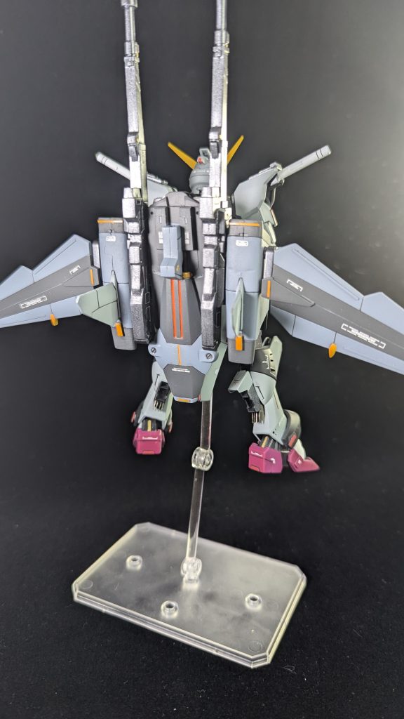 背面側から。スクラッチしたセンター部分は、塗り分けでそれっぽく見えますが単純な構造にしてます。カラーリングについてはかなり上手くいきました。本体のボディとは若干色調を変えて、別物感を出しています。