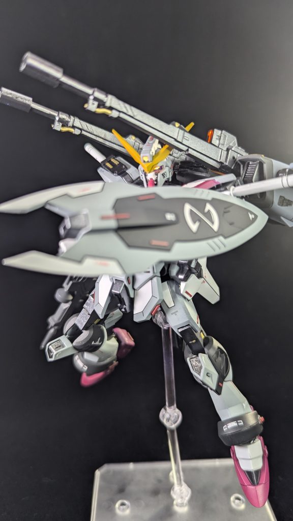 シールドはドレッドノートのものを流用。ザフトマークがポイントです。ライフルはちょっと誰のかわからないです。ツインアイは蛍光レッドにしています。悪役っぽさ全開ですが、SEEDの世界だと無人機（AI）のイメージになるかもしれませんね。可動に関しては最低限の動きはできますが、最新キットのようにはいきません。