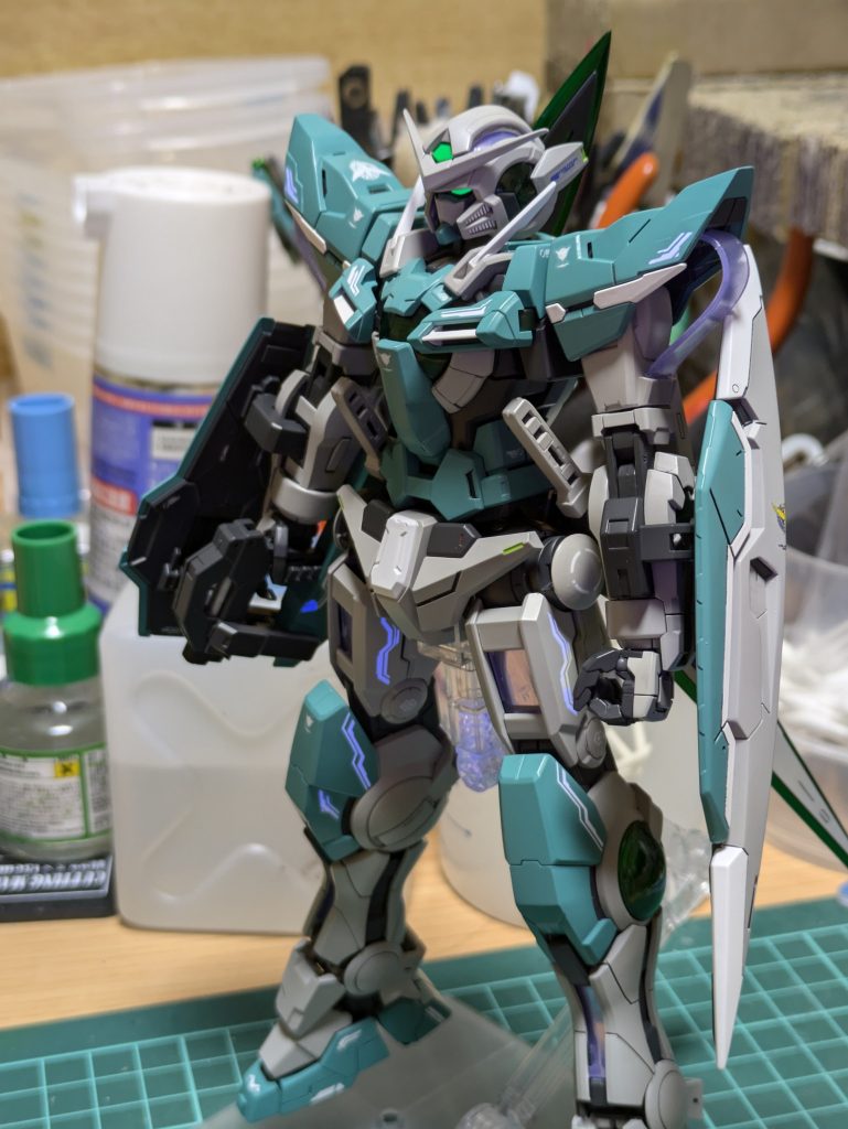 ツインアイとセンサーとデカール(一部)は蛍光仕様です。ツインアイのビコーンは今回一番のお気に入りポイントです。