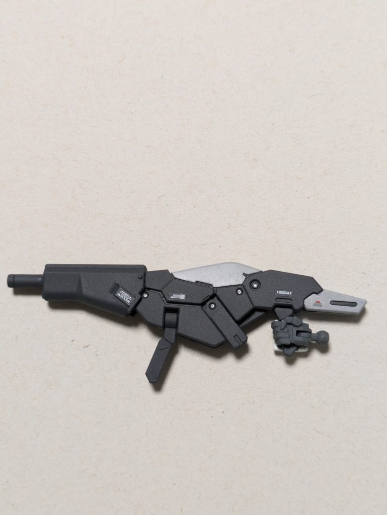 わかりやすい。いや、ちとピンボケかな・・・ハインドリーのライフルをベースに、先端はチェンジリングライフルです。デカールはRGガンダム2.0のリアリスティックデカールにしてみました。余ったんで。自由に使えって書いてあったから!ファントムグレーとディアクティブグレーで塗り分け。武器に手間かけたの珍しい。