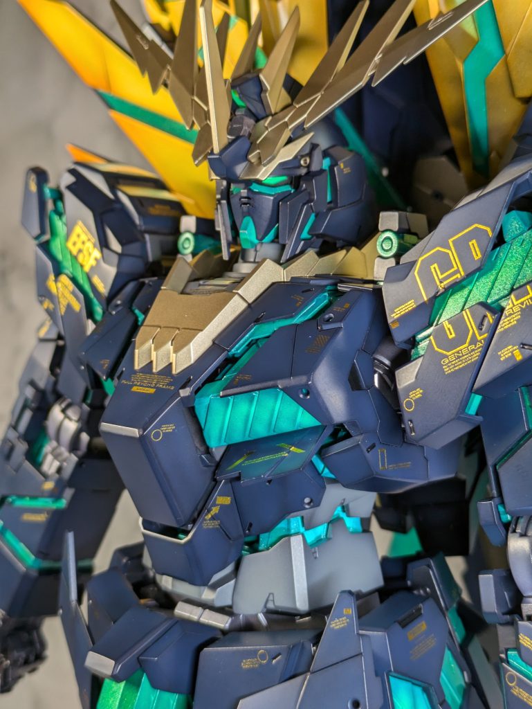 バストアップ、サイコフレームには蛍光イエローでグラデーション塗装してます
