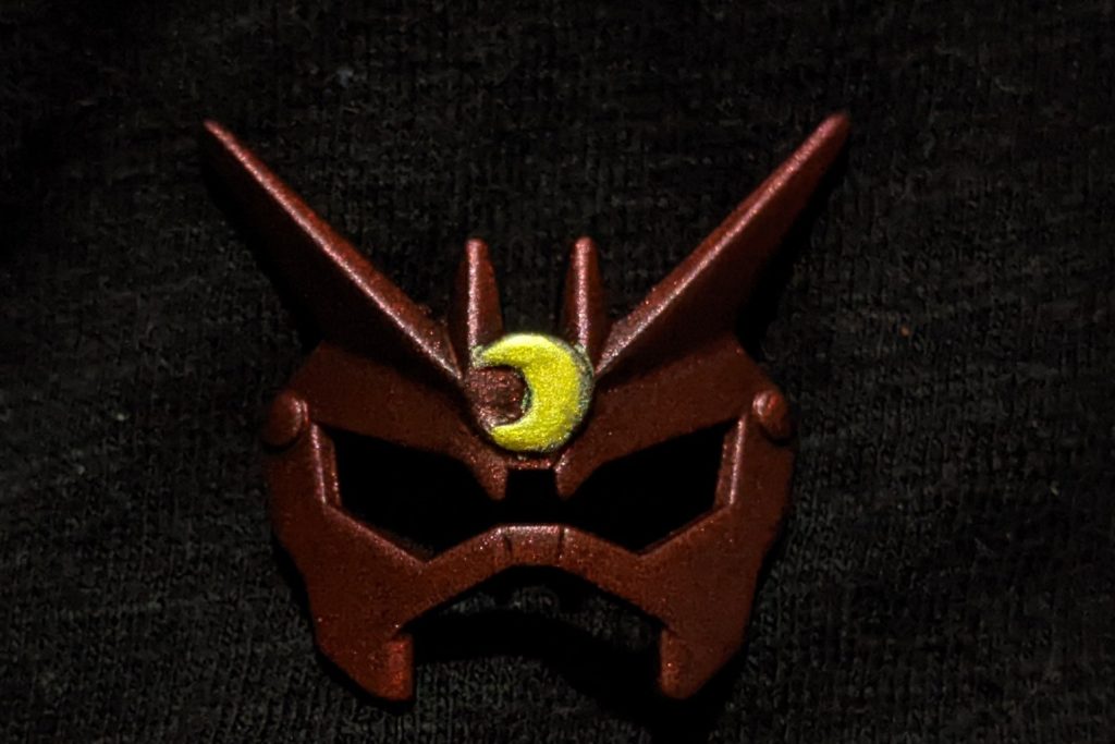 忍仮面はメッキを剥がして、黒サフを吹いた後、缶スプレーのシャインシルバーを下地にクリアレッドを２回重ね吹きし、トップコートの光沢を使いたいのを押し殺し半光沢のトップコートでしあげました！！