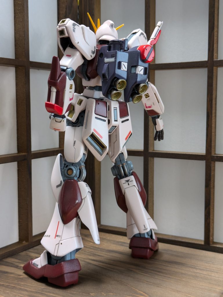 「『エッジを丸める』にしたら、どうなるか？」をテーマで工作してみた感想・あまり違和感ないな・・・たぶん、元々のニューガンダムのデザインがシンプルだったせいかも・・・・F91、Vガンダムの時代のデザインにつながるようになった気もするかもしれないし、ないかもしれないし・・・・エッジを出すためのやすり掛けも大変だが、エッジを丸くするやすり掛けも大変・・・（失敗しにくくなる？）  