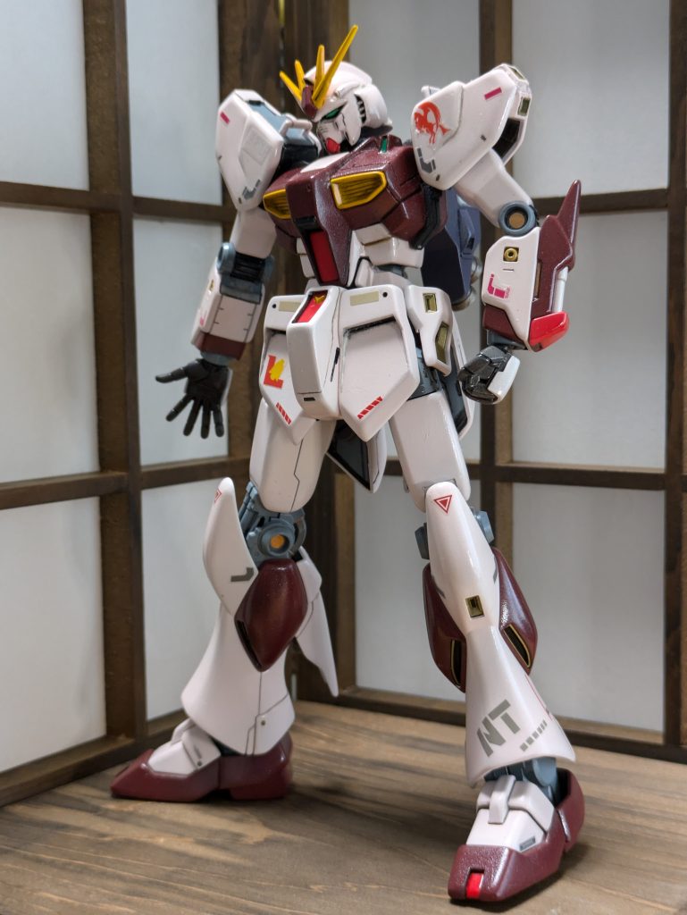 塗装・ニューガンダムから逸脱しないように・・・・・丸みがあるため、暖色系にしよう　→「ストライクルージュ」風にしよう　→なんか、アクシズショック風カラーになったような・・・・元の黄色部で、バーニア部にあたる箇所は、ゴールドに変更シールは、手持ちのもので、えいやーと適当にｗｗｗｗ 