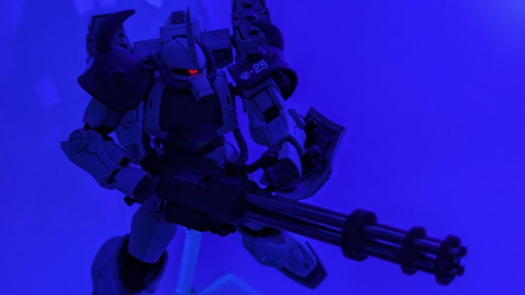 モノアイは蛍光ピンクで塗装しているので、ブラックライトで光ります。