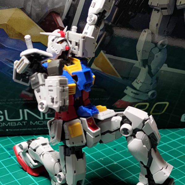 昨日発売されましたRGのRX-78(Ver.2.0)を仮組みしました。発売日購入は初めてなので速攻！　メイン写真はなんとなくブレイクダンスｗ久しぶりのRGで、相変わらずの精密さ、そしてパーツ外れもなくカッチリ動かせる最新の出来栄えには舌を巻くばかりでした。RGのνガンダムみたいな腰部の展開ギミックがありましたが、カチャカチャとパーツを弄る必要もなくワンアクションで動かせるのは特に驚きです。ここから付属デカールと墨入れとつや消しだけで最高の出来栄えになるだろうとは思いますが、せっかくなら何か手を加えたいんですよねー（3枚目）