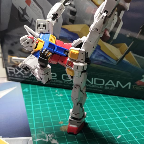 昨日発売されましたRGのRX-78(Ver.2.0)を仮組みしました。発売日購入は初めてなので速攻！　メイン写真はなんとなくブレイクダンスｗ久しぶりのRGで、相変わらずの精密さ、そしてパーツ外れもなくカッチリ動かせる最新の出来栄えには舌を巻くばかりでした。RGのνガンダムみたいな腰部の展開ギミックがありましたが、カチャカチャとパーツを弄る必要もなくワンアクションで動かせるのは特に驚きです。ここから付属デカールと墨入れとつや消しだけで最高の出来栄えになるだろうとは思いますが、せっかくなら何か手を加えたいんですよねー（4枚目）