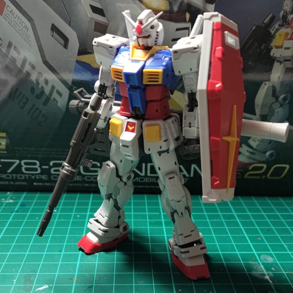 昨日発売されましたRGのRX-78(Ver.2.0)を仮組みしました。発売日購入は初めてなので速攻！　メイン写真はなんとなくブレイクダンスｗ久しぶりのRGで、相変わらずの精密さ、そしてパーツ外れもなくカッチリ動かせる最新の出来栄えには舌を巻くばかりでした。RGのνガンダムみたいな腰部の展開ギミックがありましたが、カチャカチャとパーツを弄る必要もなくワンアクションで動かせるのは特に驚きです。ここから付属デカールと墨入れとつや消しだけで最高の出来栄えになるだろうとは思いますが、せっかくなら何か手を加えたいんですよねー（2枚目）