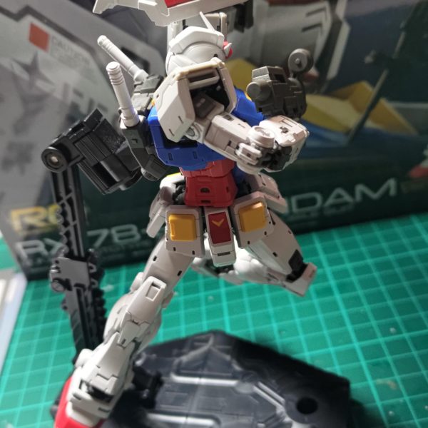 昨日発売されましたRGのRX-78(Ver.2.0)を仮組みしました。発売日購入は初めてなので速攻！　メイン写真はなんとなくブレイクダンスｗ久しぶりのRGで、相変わらずの精密さ、そしてパーツ外れもなくカッチリ動かせる最新の出来栄えには舌を巻くばかりでした。RGのνガンダムみたいな腰部の展開ギミックがありましたが、カチャカチャとパーツを弄る必要もなくワンアクションで動かせるのは特に驚きです。ここから付属デカールと墨入れとつや消しだけで最高の出来栄えになるだろうとは思いますが、せっかくなら何か手を加えたいんですよねー（5枚目）