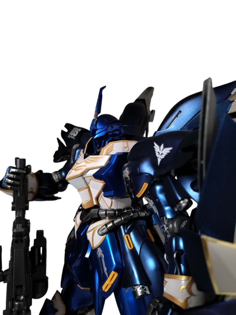 エングレービングはもとの黒×金から白×金に。騎士っぽいイメージを付与できたのではないかと思います。メタリック調の外装をあまり隠したくなく、デカールはほんの少しだけ使用。