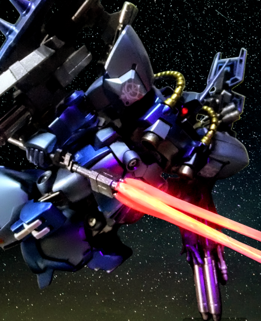 モノアイはLED発光、ビームサーベルは蛍光ピンク塗装&ブラックライトでの発光となりマス😁