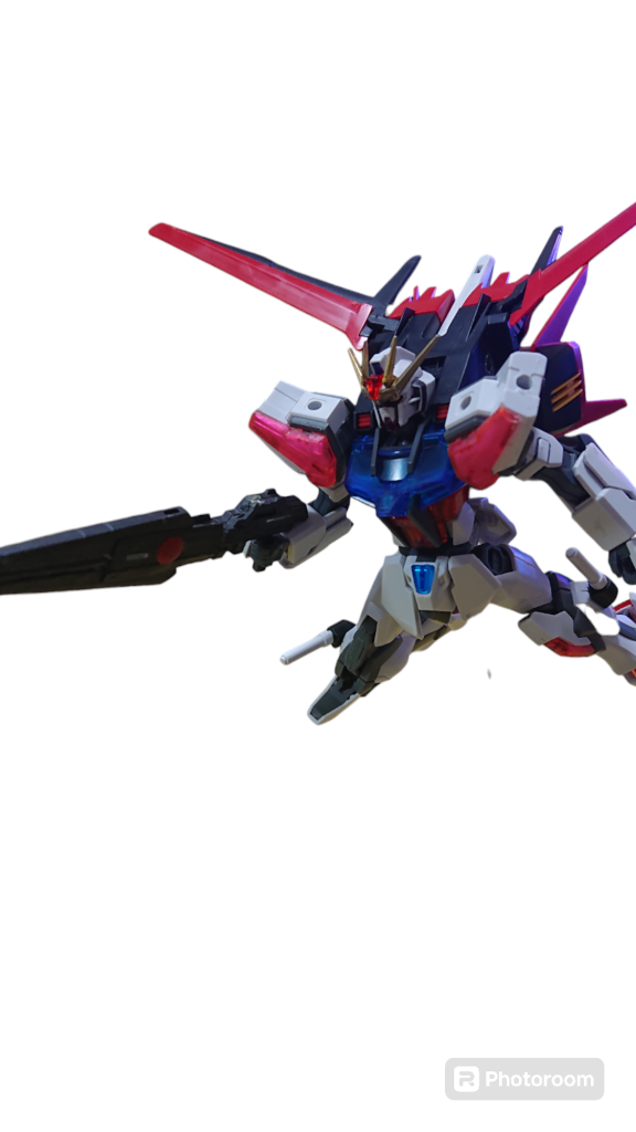 GAT-X105/N+AQM/E-X01エールストライクガンダムネクストストライクガンダムネクストにエールストライカーを装備した機体。滑空だけでなく飛行することが可能であるCE73年製のエールストライカーを継いでいる。エールストライカー装備時は高エネルギービームライフルも装備している。  