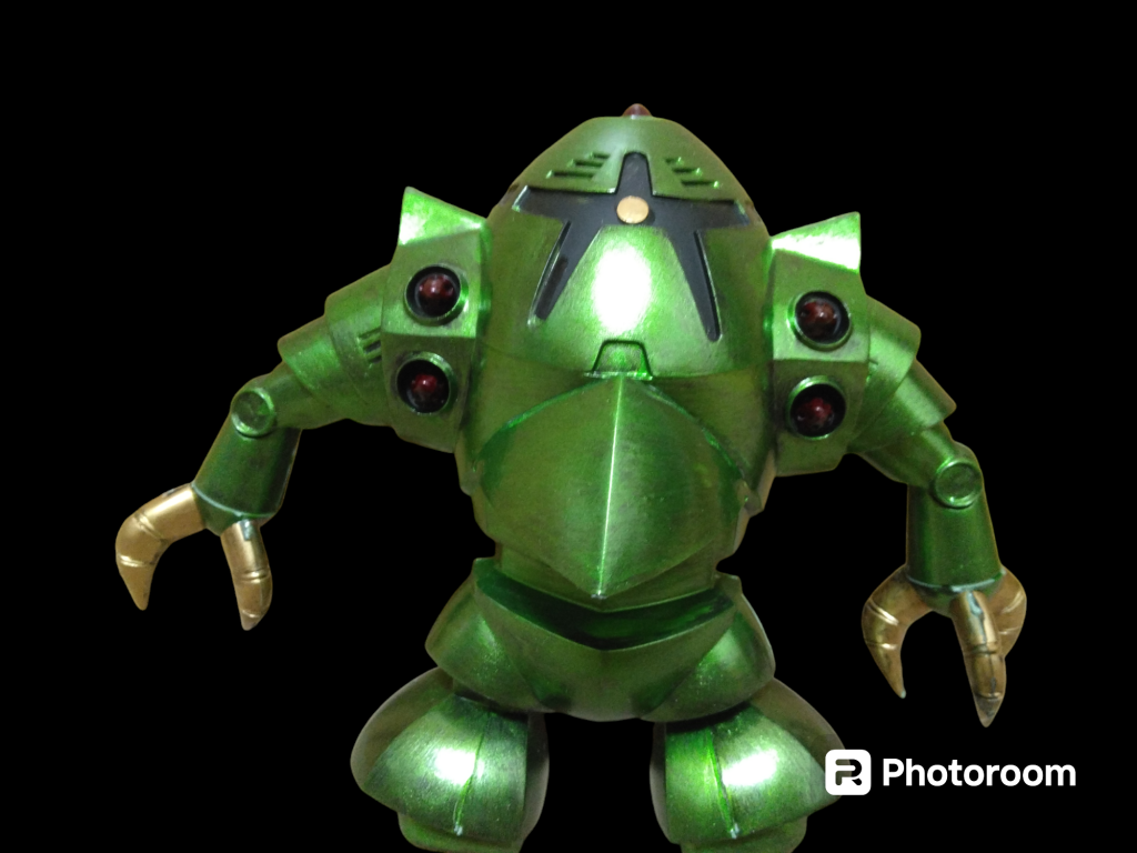 クロサフをふいてからクリアグリーンで塗装をしました。個人的にHGのゾックより旧キットの体型のほうがアニメに似ていて好きです。