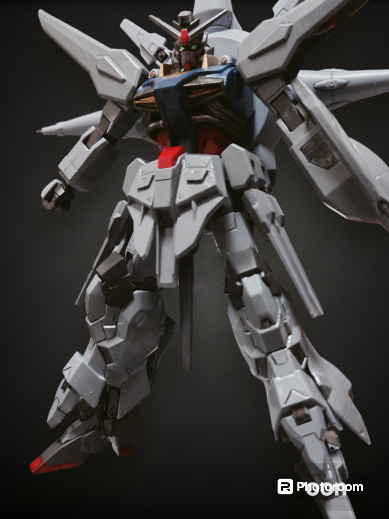 全面塗装でアーマー装着。サフ吹いて少しダークグレーに筆塗装しました。脚部の情報量も増えて良い感じに※ジャンクで購入したため脚部の装甲の取り付け間違ってます。