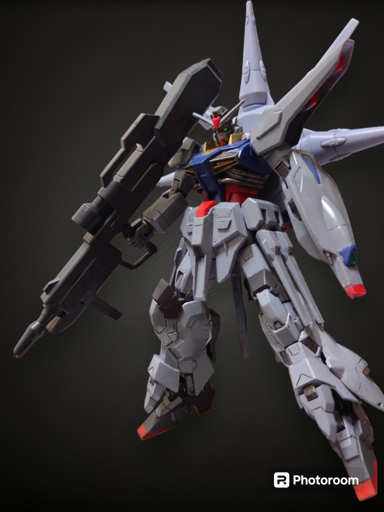 身長が伸びたのでユーディキウムビームライフルをMGのものに変更。ハンドパーツや額の赤いのも変更点です。これで完成かな〜と思った時にクルーゼの囁きが『私の背負う十字架はそんなに小さいのかね?』『!!!?』