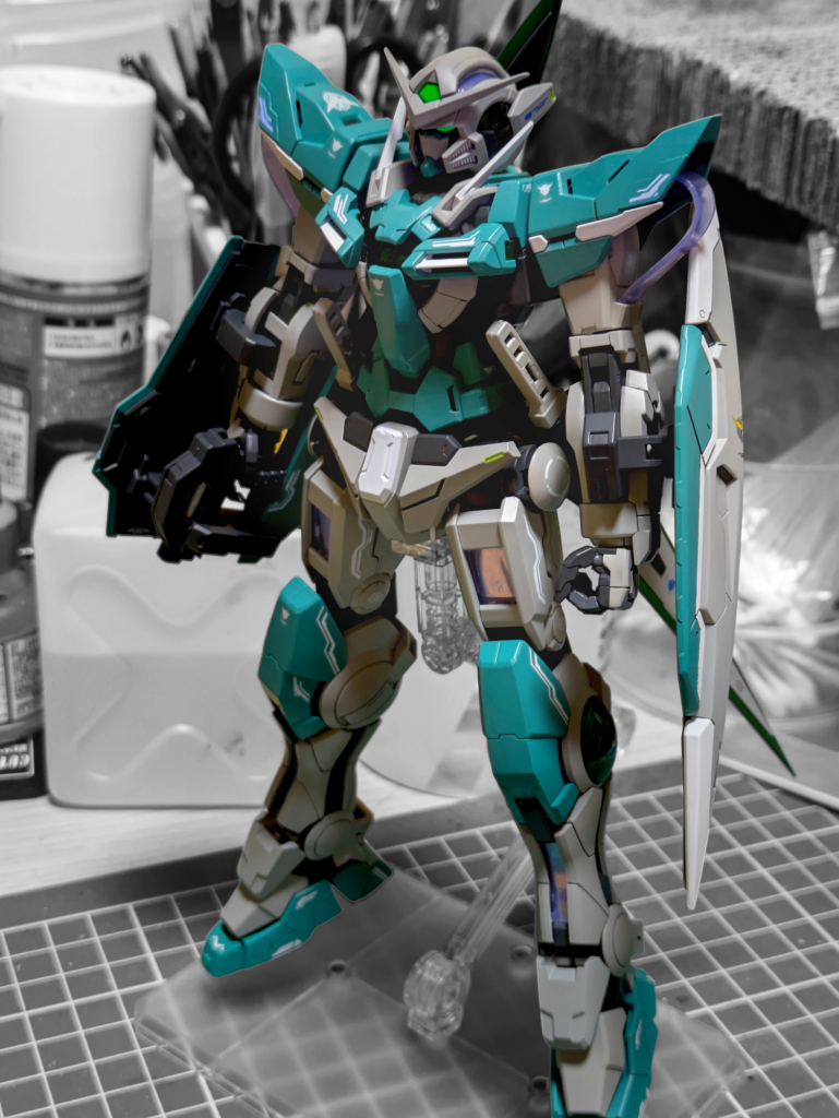 今回の大きな改造は肩アーマーです。通常だと撫肩ですが、パテで少し盛り好みの肩アーマーになる様に頑張りました。