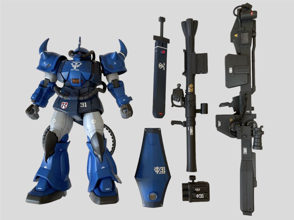 武装はシールド以外全て他のMSから流用や自作。A2バズーカはオリジンザクから、サーベルはグフカス（鞘は何かのパーツを改造）。左腕の3連ガトリングはA2バズーカの弾倉にこのキットの3連装マシンガンの先を取付。力を入れて作ったビームバズーカはリックドム用。ガンダムホビーライフ（GHL）を参考に製作しましたが、持たせてみるとスパイクが邪魔して上手く持てませんでした😭今後何かの武装にしようと思います。