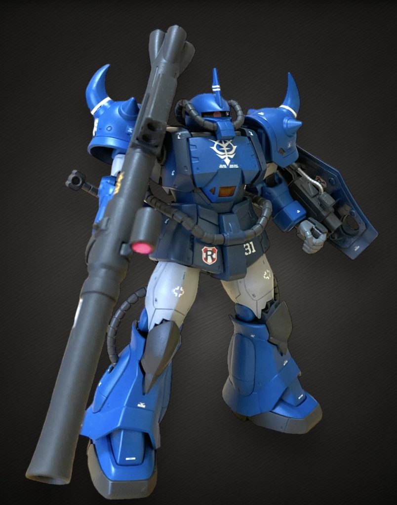 もとのキットは戦術実証機でしたが両腕がメカメカしていて、あまり好きでなかったので機動実証機ぽくしました。両手はグフカスタムのものを使用しました。改造点は頭部のモノアイスリット幅詰め。　スカートの前と後ろをトータルで1.6mmずつ広げています。これにより脚の可動範囲が増。両腕はグフカスのものを流用しましたが上腕取付部がオスとオスだったので少し改造して取付。それによりシールド装着が出来なくなったのでグフカス風3連ガトリングガンを自作してシールドを取付可にしました。