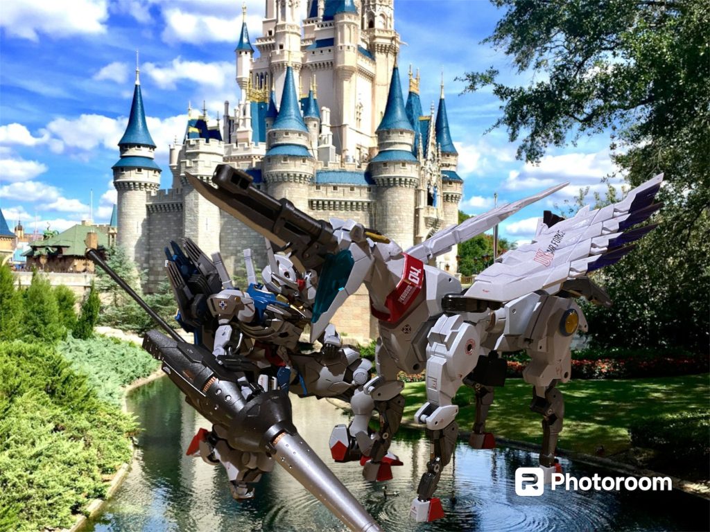 ペガサスナイト・エアリアルはアメリア・ジュウジョウがガンダムエアリアルをベースに母国ウェールズの中世騎士物語の世界観をモチーフとして制作したガンプラである。伝説上の生物である『天馬』をイメージしつつ、ガンダムシリーズお馴染みの母艦『ペガサス級』へのオマージュが機体各所に施こされたモビルホース『ペガサスⅣ』が最大の特徴。大英帝国空軍に所属する機体とあって、その飛行能力は非常に高く、本来飛行性能を持たない機体にも高い空戦能力を付与する。ライドオンすることにより、大型機体では無いエアリアル単体では本来使用が難しいほどの大きさの主兵装・バーサルガンランスの装備を可能とし、加速力を一点集中させた人馬一体の突撃戦法を得意とする。