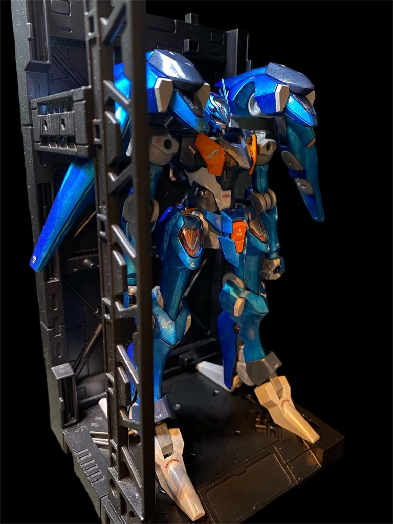 元来、飛行能力を持ち空中戦性能の高い機体に定評のあったペイルテクノロジーズであるが、他のベネリットグループ御三家を抑え、新たなる市場開拓のために経営戦略AI『A-1』(エーイチ)が導き出した一手は水中用MSの開発であった。 ニューゲン「我が社は起業以来、経営戦略AIの情報分析によってどんな情勢の時でも、間違いを犯すことなくここまでの成長を遂げてきた。」カル「でもまさか、そのAIの出した次なる戦略が水中用MSの開発とはね。」ネボラ「水中戦用機は、御三家ではまだどこも手を付けては居ない分野よ。スペーシアン企業にはノウハウも実績も皆無の難しい分野。」ゴルネリ「でもつまりは文字通りのブルーオーシャン！開拓に成功すれば市場を独占して大きな利益をあげられるわ！例のパイロットの方はどうなっているのかしら？ウィンストン主任？」ベルメリア「はい、強化人士3号の対データストーム処理は完了していますが、強化の副作用の影響か、人格に幼児退行的な現象がみられまして、、、現状では18歳の容姿に対して、5歳児程度の精神年齢のもようですが、MSの操縦に関しては問題なく行えています。」カル「まだ強化処理には課題がありそうね。まぁ、いいわ。所詮は使い捨ての駒なんだから。ファラクト開発を最優先で進めなさい。」 四人「風向き、変わりそうね！」。