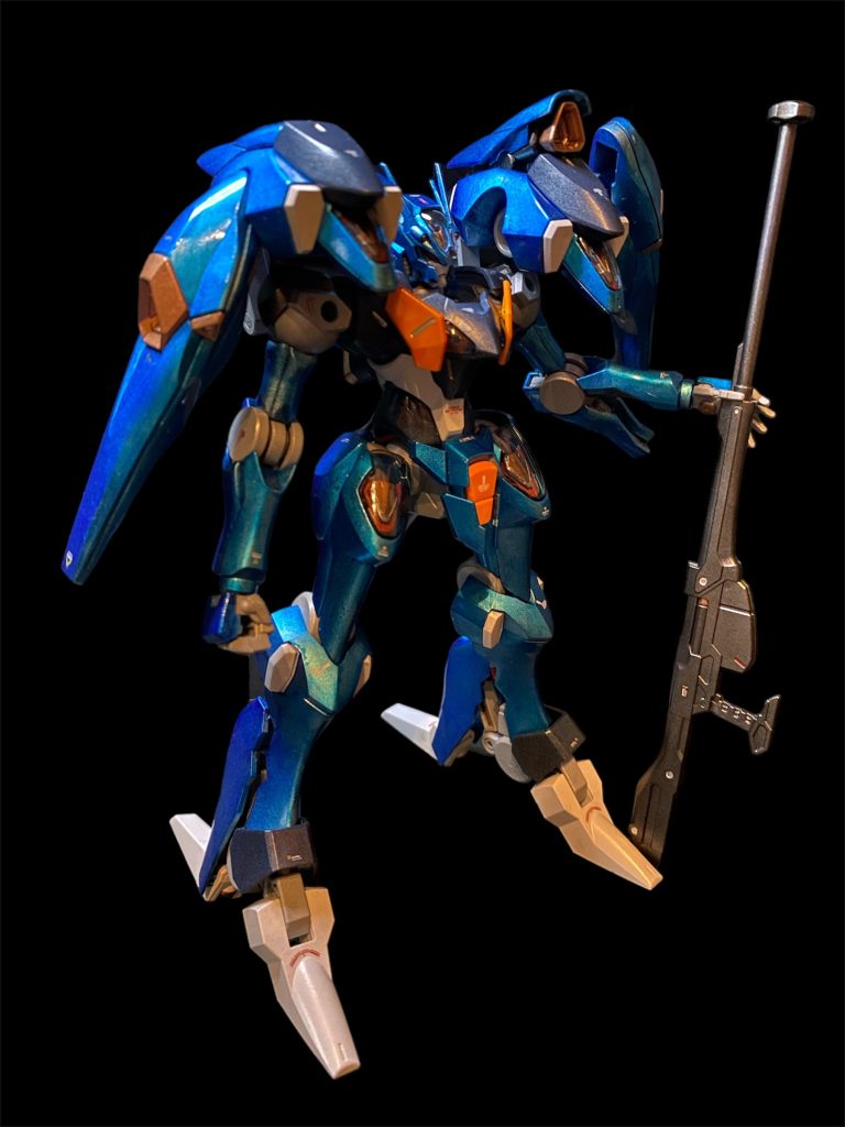 水の精霊をモチーフとしたファラクトの水中戦仕様ということで、メインカラーはライトブルーのキャンディ塗装としました。(夏の終わりまで時間が無いのに、なぜか手間暇かかるキャンディに手を出してしまった😅)整形色が黒に近い色だったので、黒下地は作らずそのままシルバー→薄めのクリアブルー(クリアブルーのクリア2倍割り)3層、トップコートは無しで仕上げました。久々のキャンディ塗装で、前回した時とは使っているエアブラシも塗料も変わって、コツを取り戻すのにまた少し難儀しました💦一層目で大きなムラを作ってしまい、その修正の為に全体的にも最初のイメージよりも青が濃くなってしまいました(zaku-kao4)