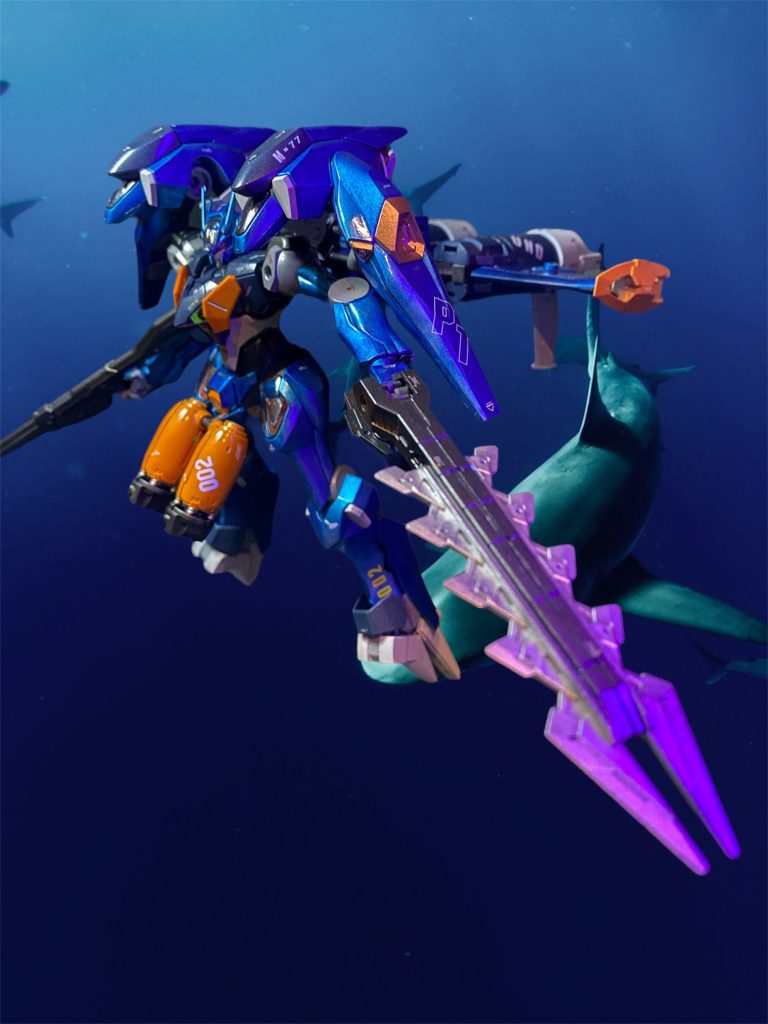 水中における減衰率が高い為、ベネリットグループで主力となっているビーム兵器の代わりに、アンダーウォーターライフル、高周波モーターブレード、中型魚雷などを装備する。