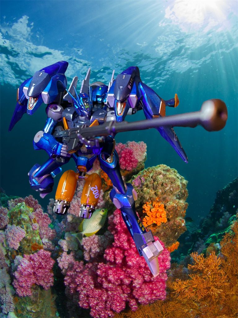 エラン「お魚、かかったね！ぱーめっとすこあ発動！」ファラクトのシェルユニットが光を放つと、アクアコラキから放たれたスタンレーザーにより、敵機は網にかかった魚の如く動きを奪われた。 インゼル「なにっ！機体が動かない⁉︎」 エラン「お魚いっちょあがりだよ！」 ファラクトのアンダーウォーターライフルは、いとも容易く網にかかった獲物を仕留めた。 セセリア「え？決着ついた？勝者、エラン・ケレス! エラン先輩〜ぃ⭐︎これで学食中のパフェ食べ放題ですね〜♪おごってくださいよ〜♡」