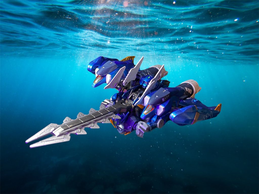 ゼオニック社はグループ内では御三家ほどの力は無い中小企業者だが、水中用MSの分野ではこれまでも何体も実用化に成功した先駆者だった。そのことを証明するかのように、自由自在に水中を泳ぎまわり潜水能力を見せつける。　対してファラクト・ウンディーネは潜水形態に変形すると、深い海の底へと潜ってゆく。人工とはいえど、その海底は深く、光を寄せ付けない深淵のようだ。