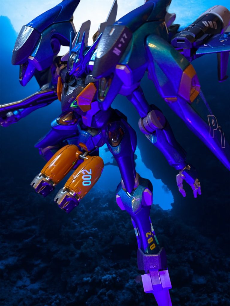 エラン「お魚をつかまえるときはね、まずはじっとしずかにまちぶせしなきゃなんだよ。」 ファラクトは深海の闇に佇み、アクアコラキを放って静かに網を張った。そうとは知らずに、派手に動きを見せつけていた敵機は勢いよく突っ込んでくる。