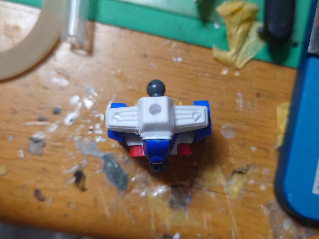 胴体 AGE-3の胸に雷丸のパーツをちょっとデティールとして丸モールドを追加して接着してます