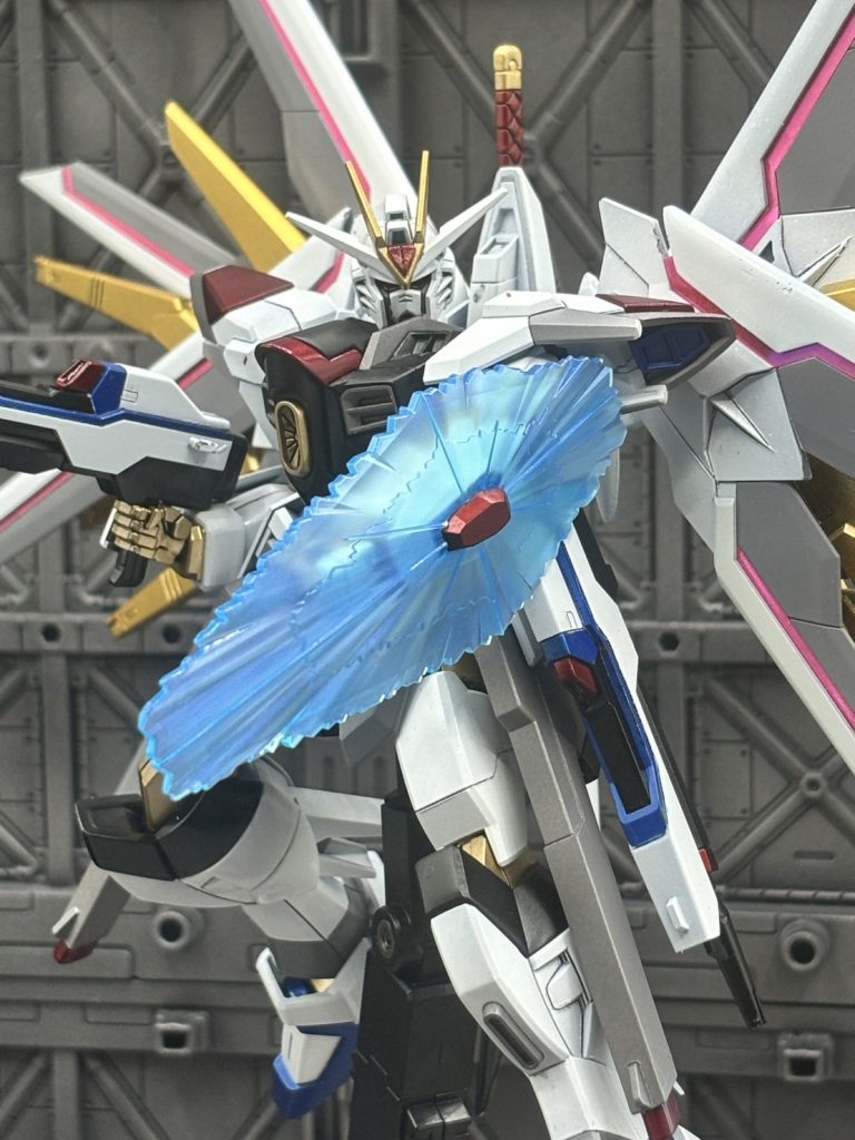 白部分はパール塗装黒は光沢ブラック灰色部分もパール塗料を混ぜて塗装黄色&金色部分はすべてゴールドで塗装赤と青部分はキャンディ塗装テッカテカのマイフリ君です