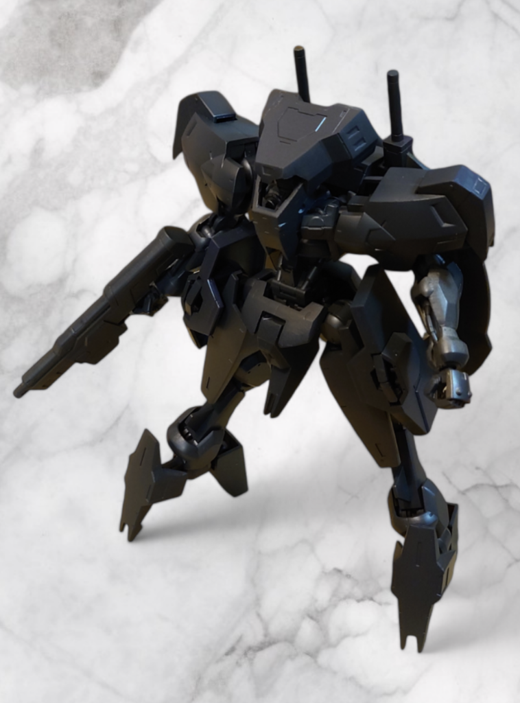 つぶやきにも載せた下地塗装です。ラッカースプレーのジャーマングレーを吹いてます。ここにペタペタと水性塗料を重ねていってますが、シタデルだと隠蔽力が強すぎて下地を活かせないのは学びでした。シタデルでもコントラストとかシェイドといった粘度の低い塗料なら下地は透けますが、今回のような筆の跡を残す、という使い方では他社の水性塗料使った方が安定しそうです。