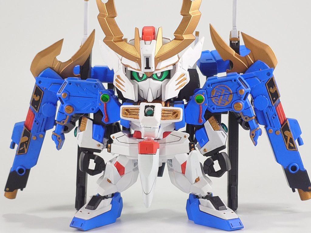 まずは正面から雷丸の大砲をタンクに見立てたことで横幅がだいぶされましたかさ増しされました背中のビームカノンは30MMの刀にしました、コレのおかげで自立が出来ます