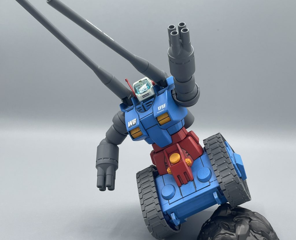 履帯ユニット　いわゆるキャタピラです。ガンタンクの特徴的な容姿を形成する一因となっております。この履帯ユニットは、V作戦の開始以前に開発されていたものをMSに転用しています。　宇宙世紀のMSは、アンバックシステムの開発成功によって四肢を持つ人型の容姿を取るようになります。しかし、V作戦（連邦製アンバックシステム）の開発が失敗に終わった場合の保険として、履帯ユニットが温存されていたそうです。　ガンタンクの履帯は、一般的な戦車の履帯に比べて非常に大きく重いものでしたが、重力下では圧倒的な走破性を見せ、これほどの巨体を時速７０kmで走行させることが可能だったそうです。戦車が高速道路と同等の速度で走るってすごいですよね( ﾟДﾟ)　一般的な戦車の大きさと言えば、６１式戦車やマゼラアタックが相当するのでしょうか？？マゼラアタックの旧キットは、私も大好きなキットなので、是非そちらもご覧ください↓↓ (^^♪https://gumpla.jp/old/2025695