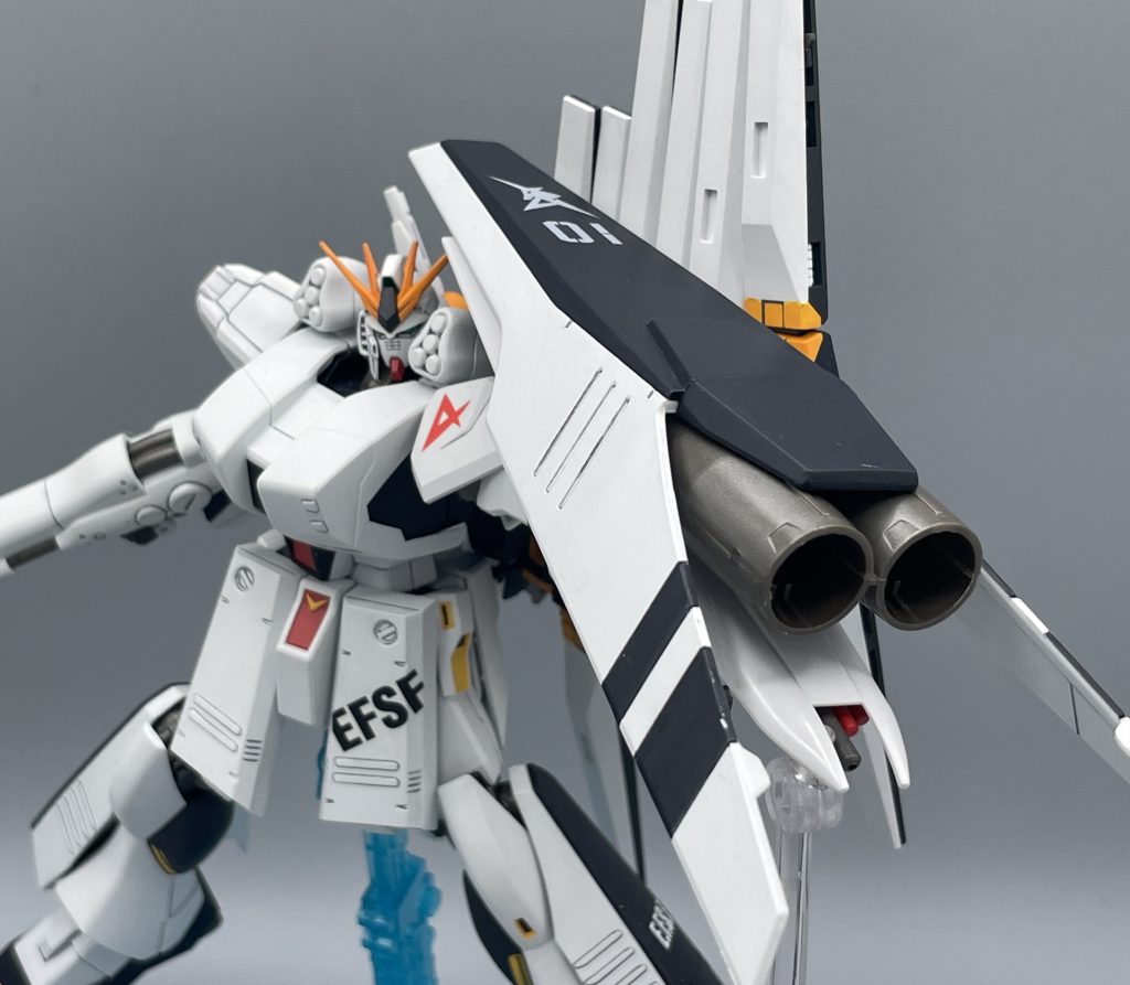 ハイ・メガ・シールド 大口径の“メガ粒子砲を2門” 装備した強化型シールド。強化が過ぎる。このシールドだけで、ハイ・メガ・キャノンに匹敵する火力があるそうです。もはやこれは”シールド” ではない。 ブラックの下地に、ホワイトのマーキングがカッコいいですよね!