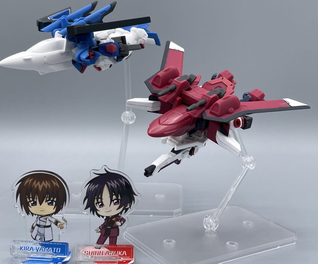 大好きな隊長といっしょ やはり2機並べると良いですね。編隊飛行って感じがします。 「ジャスティスだから負けたんだ!」と言われた不遇のイケメンジャスティスですが、正直キラ君が「ジャスティスは、シンにしか託せない。僕の背中は任せたよ」くらいの言葉をかけていたら、イモジャでも張り切って無双してそうな気がします(笑) それくらいの懐きっぷりで、シンの等身大の若者らしさが出ていて可愛らしかったですよね。