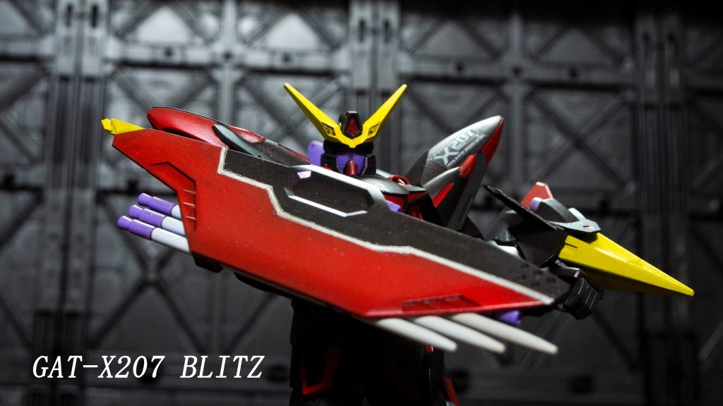 ランサーダートは3本中上の1本だけが抜き取ることができます。他の2本は固定で同じパーツになってます。ちなみにここに固定されたビームサーベルがあるんですが、このキットにはサーベルが付属していないので、イージスやストライクのサーベルを取り付けるといいのか?と思いますが試してません。