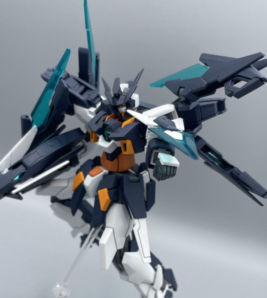 シグルシールド　”シグル”というからには、AGE-１スパローのシグルブレイドがもとの素材なのでしょうね。打突や斬撃にも使える攻防一体のシールドです。　この辺りは、Gバウンサーのシールド要素も入っていそうな気がします。チャンピオン、ガンダムAGEが好きなんだなぁ。 斬ッ！！！！