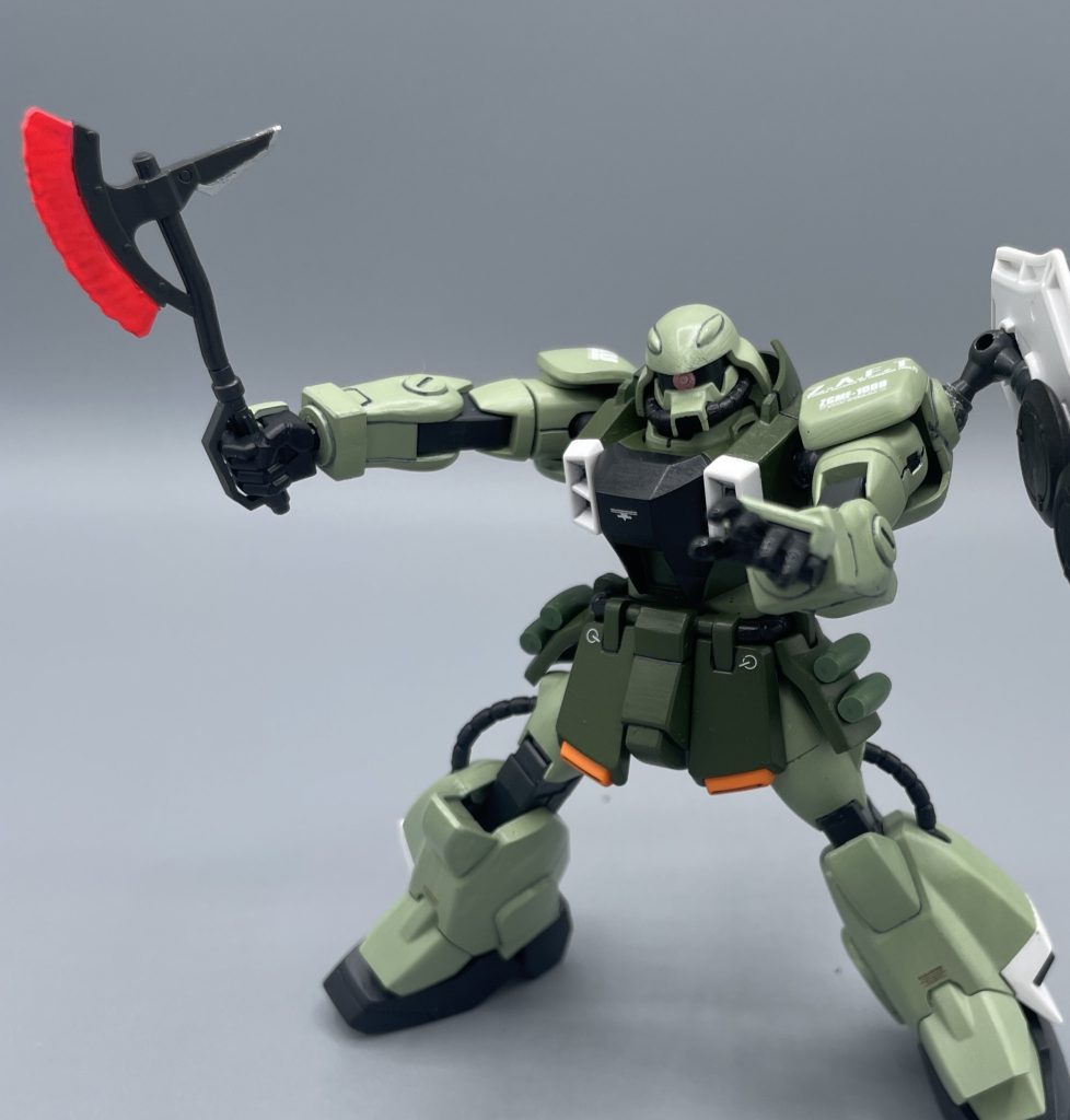 ビームトマホーク ザクと言えばヒートホークですが、ここはSEEDの世界線。斧だってビームです。このトマホークは通常時“シールド内”に格納されており、必要になるとジャキッと飛び出してきます。アスランが、そりゃもうカッコよく斧を引き抜くもんだから参った。もうこの時には、ザクウォーリアのこと、好きになってたんだと思う。 このトマホークは、斬撃以外にも投擲武器としても使えます。敵機に接近を許したくないときなど、「こっちくんなトマホーク」として活用されました。レイよりも、ルナマリアがよく使っていた印象。  ここまででも、十分にザクウォーリアの性能の高さはご理解頂けたかと思います。        しかし・・・ SEEDのザクの真価は、ここから発揮されます。