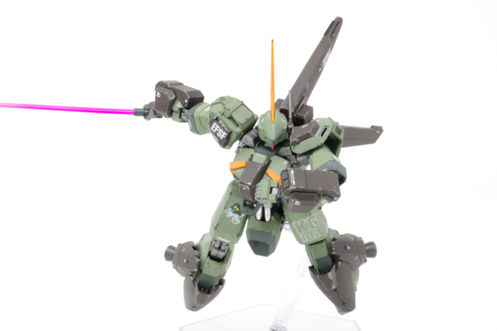 偽装貨物船から現れたサイコミュ搭載MSに接近戦を挑むようです。