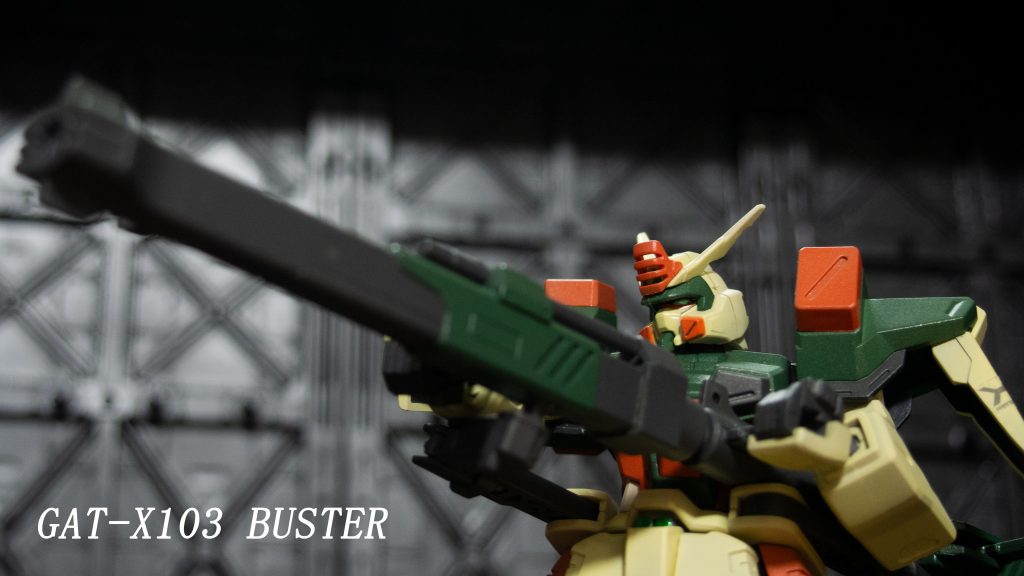 連結した状態でのポージングも割とシビアでした。固定用アームを上手に動かすようにしないと両腕がきちんと砲塔を握れないんですね。