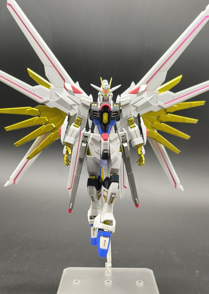 全体を写そうとすると羽がデカすぎて顔が良く分からなくなる!そして塗膜で股関節とか肩の接続部分がちょっと固くなっちゃったので動かすの怖くて他のポージングできませんでした(笑)