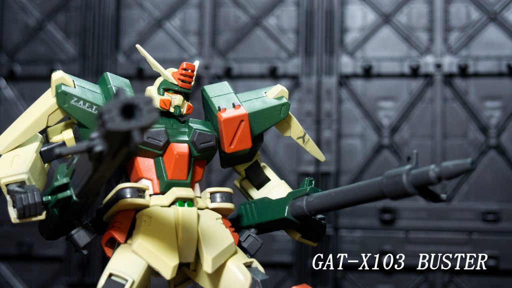 両脇の砲塔を構えるのに結構コツがひつようで、アニメっぽく(あるいはパッケージ絵っぽく)きれいに構えるために見えない位置に来るように腰部の固定用アームを大胆に動かしておくといいんですね。