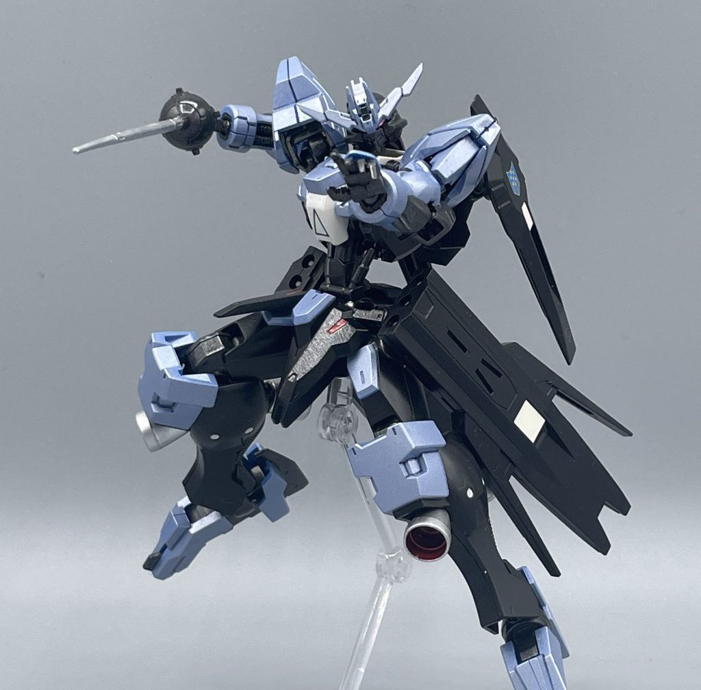 ようやくコイツと共に戦える・・・ ガンダムヴィダールの性能の高さは、これまで紹介してきたとおりですが・・・このヴィダールにはさらなる奥の手が隠されています。    それこそが、〈阿頼耶識システム Type-E〉です。このEとはEIN、すなわちアイン・ダルトンのEです。グレイズ・アインの技術をもとにして、阿頼耶識システムにアインの脳を組み込むことで、身体手術を行わずとも阿頼耶識システムを使用でき、その身体的負荷もアインの脳と折半することで軽減することが可能です。非常に非人道的な人道的システムです。 阿頼耶識Type-Eを使用したヴィダールの戦闘力は凄まじく、三日月の駆るバルバトスルプスレクスと同等の戦いを繰り広げました。 ヴィダールは、本来の姿であるキマリスを偽装するための仮面の姿であり、ガエリオが自ら正体を明かしてからは、“本来のキマリス”へと換装されます。そのため、このヴィダールの姿は、本編では非常に短い時間しか登場しないのですが、その圧倒的なカッコよさ・強さから、キマリスにも劣らぬ人気を誇る機体になっています。 かくいう私は、キマリスよりもヴィダールの方が好きです(笑) 皆さんは、どのガエリオ機体が好きですか?? よろしければ、コメント欄で教えて下さいね。最後までご覧頂き、ありがとうございました!!