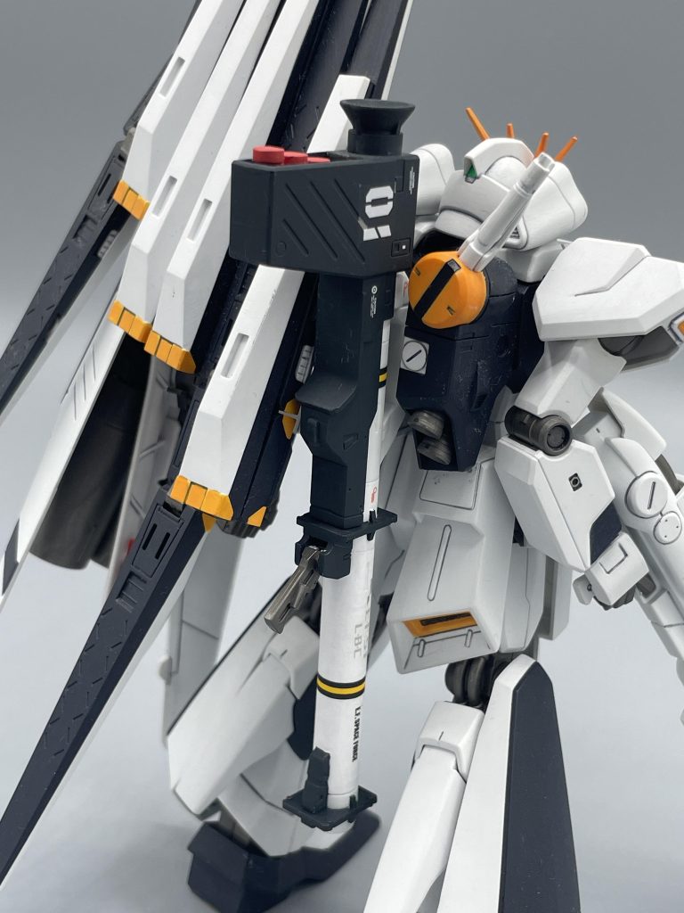 バックショット この状態でも、ニューハイパーバズーカは背中に懸架可能であり、発砲することも出来ます。どうやって当てるねん(笑) 両脚部やリアアーマーにも追加装甲が施されているが、それら自身にプロペラントタンク兼スラスターの機能を持たせている。宇宙空間での運用が想定のハズだから、あまり関係ないようにも思いますが、そうすることでヘビーウェイト化した機体の運動性能の向上に努めていたようです。