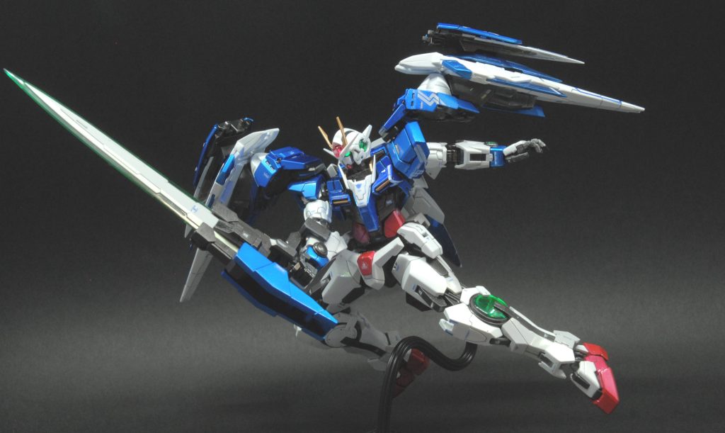 ダブルオーといえばスピードと躍動感!オーライザーが羽みたいで好きです。青、赤は下地スーパーファインシルバー+キャンディー塗装、白はステラパールホワイトで塗装しました。(全てAQUEOUS)写真では全くわからないですが、ステラパールホワイトは見る角度で緑色に反射するので塗った感ありますね。
