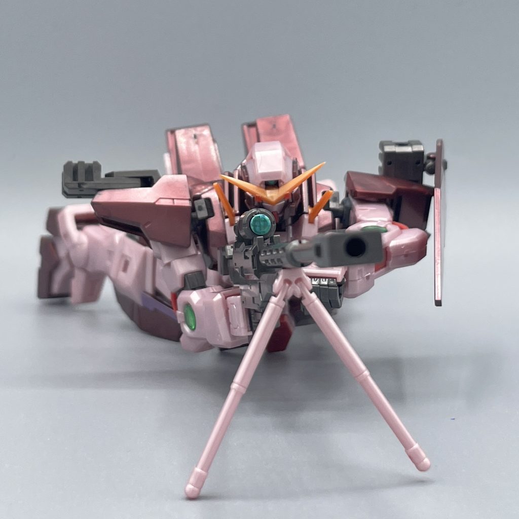 スナイパーモード　精密射撃時には、アンテナが下がって専用のカメラアイが露出します。