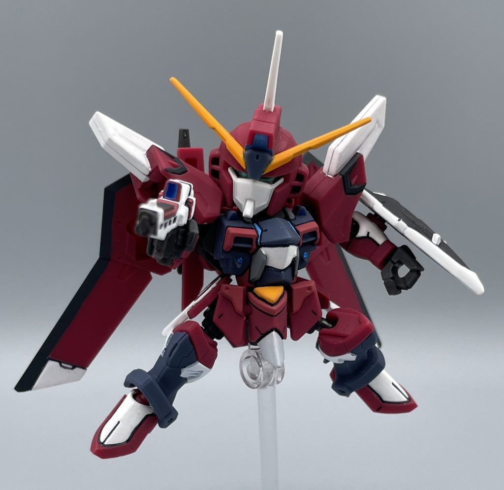 MA-M727A3高エネルギービームライフル イモータルジャスティスの主兵装であるビームライフルです。ライジングフリーダムのライフルと色違いの同型武装です。 画像のライフル&シールドは、イモジャ本体に付属するもので、EXパーツ付属のものよりも肉抜きがあって単色成形、サイズも小振りになっています。 イモジャ用EXパーツセットを買えば、大型化されたライフルにシールド、変形用胸部パーツ・機首が手に入ります。自分の好み的には、EXのライフル&シールドは、大きすぎて逆にバランスが悪く感じます。あくまでも私個人の好みの話です。ハッタリの効いたアレンジが好きな方には刺さる良アイテムだと思います。