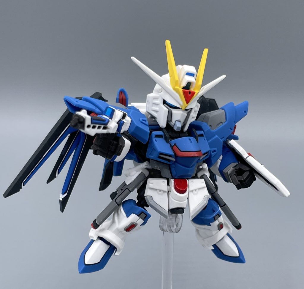 MA-M727A3高エネルギービームライフル ライジングフリーダムの主兵装であるビームライフルです。イモータルジャスティスのライフルと色違いの同型武装です。 モビリティ―・ジョイントは、拡張セットも含めてフルウェポンを楽しめる食玩です。しかし、このライフリはMS本体にライフル・シールド、バックパック(展開不可)が付いてきます。肉抜きや無塗装などのデメリットもあるのですが、それさえクリアすれば画像の装備はMSのみでGET出来る訳です。十分じゃねぇ・・・? と私は感じてしまいました。 ライフリ用EXパーツセットを買えば、大型化されたライフルにシールド、展開可能なウイングが手に入ります。自分の好み的には、EXライフル&シールドは、大きすぎて逆にバランスが悪く感じます。あくまでも私個人の好みの話です。ハッタリの効いたアレンジが好きな方には刺さる良アイテムだと思います。