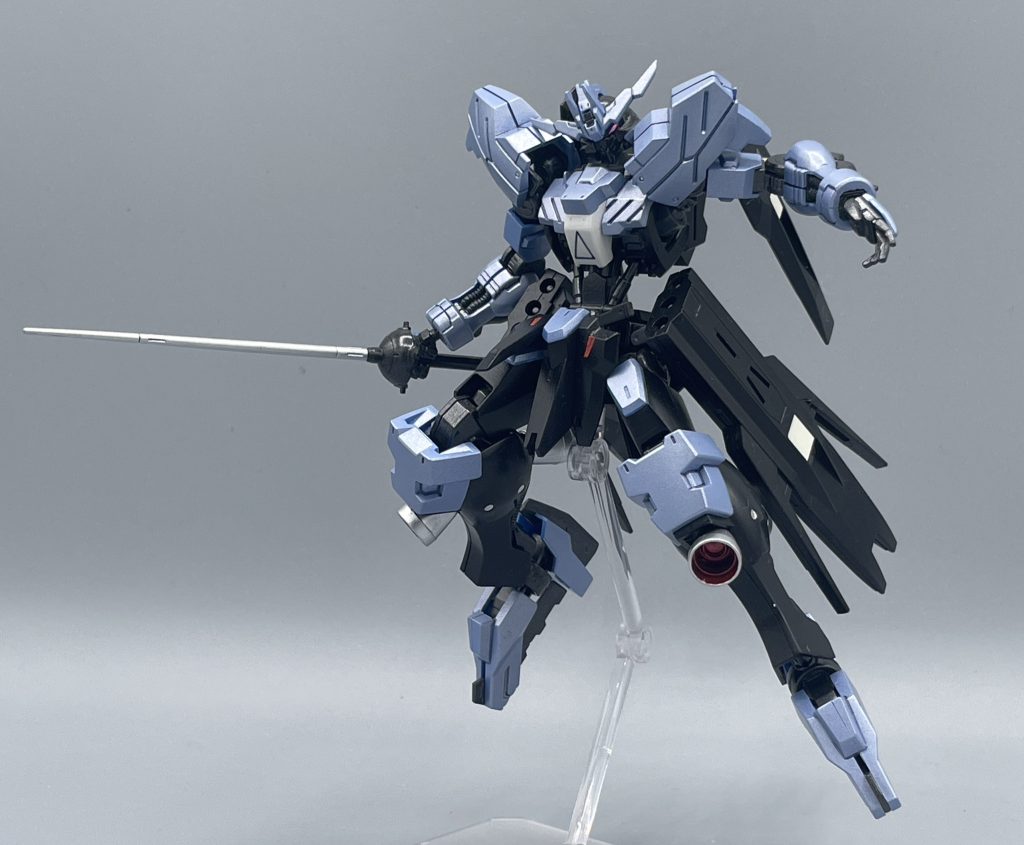 バーストサーベル ヴィダールと言えばこのサーベルですよね。カッコ良過ぎる。このキットには、サーベル用手首が左右分付属するので、サーベルを自然に突き出すポージングが可能です。 このバーストサーベルは、敵機を打つ・突くといったフェンシング的な戦闘を想定して造られています。それだけでも、ヴィダールの高機動性能と組み合わされば強力な装備ですが、このサーベルは相手に突き刺してから真価を発揮します。 敵モビルスーツにサーベルを突き刺してから刃を切り離すことで、刀身が爆発するというトンデモ☆ギミックを隠し持っています。バーストサーベルの名は、この機能から来ているのですね。 サーベルを炸裂させても戦闘を継続できるよう、サーベルラック内には計6本の予備サーベルを装備しています。